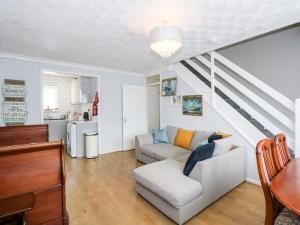 een woonkamer met een bank en een tafel bij 63 The Waterside Holiday Park in Lowestoft