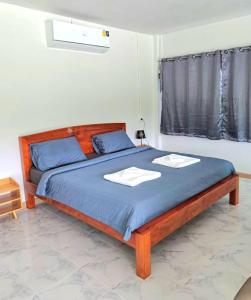 Postel nebo postele na pokoji v ubytování บังกะโลบ้านสวนเอก Bungalow Baan Suan Aek