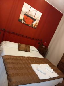 una camera d'albergo con un letto e due asciugamani di Cantina Monpissan a Canale