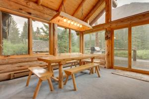 クック・シティにあるScenic Montana Cabin Rental about 1 Mi to Yellowstone!のダイニングルーム(木製のテーブル、椅子、窓付)