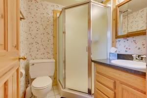 クック・シティにあるScenic Montana Cabin Rental about 1 Mi to Yellowstone!のトイレ、シャワー、洗面台を備えたバスルーム +28枚の写真