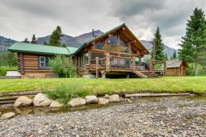 クック・シティにあるScenic Montana Cabin Rental about 1 Mi to Yellowstone!の川が目の前に広がるログキャビン