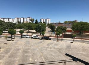 ein Parkplatz mit zwei Autos darin geparkt in der Unterkunft Piso 3 dormitorios ideal para descansar in Jerez de la Frontera
