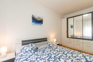 um quarto branco com uma cama e uma janela em Flexible SelfCheckIns 56 - Zagreb - Garage - Loggia - New em Zagreb
