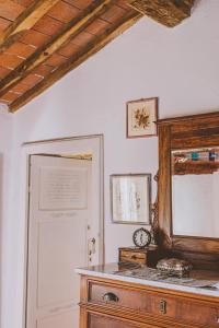 a room with a dresser and a mirror and a door at Antica Dimora Il Murrotto in Lanciole