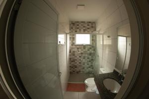 y baño con ducha, lavabo y aseo. en 3- AKAHAI -Aloha Bratz Apartments, en Palhoça