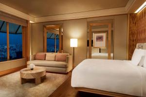 Postel nebo postele na pokoji v ubytování The Ritz-Carlton, Millenia Singapore