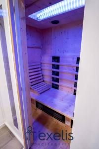 Habitación púrpura con escaleras en una habitación en Cure d'Air en amoureux, en Nancy