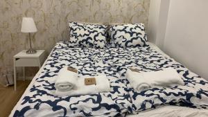 un letto con coperta e cuscini blu e bianchi di Ringarstigen 29 a Gävle