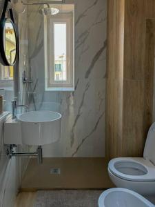 bagno con lavandino, servizi igienici e finestra di La Casa di Chiara a La Spezia