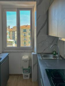 una cucina con lavandino e finestra di La Casa di Chiara a La Spezia