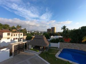 eine Luftansicht eines Hauses mit Pool in der Unterkunft Hermoso y acogedor departamento Colinas Santiago in Manzanillo