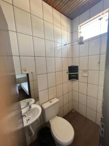 Colinas do TocantinsにあるFênix Hotelのトイレと洗面台のある小さなバスルーム +9枚の写真