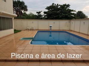 Colinas do TocantinsにあるFênix Hotelの庭の真ん中にあるプール