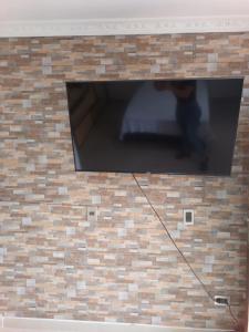 uma lareira de tijolos com uma televisão na parede em HERMOSO APTO LA ESTRELLA em La Estrella