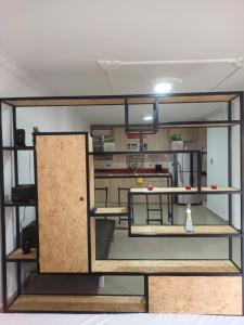 um modelo de cozinha num quarto em HERMOSO APTO LA ESTRELLA em La Estrella