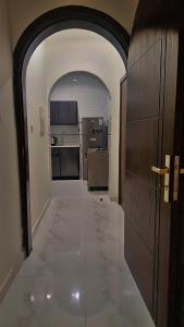 an empty hallway with a kitchen in a building at جوهرة العزيزية للشقق المفروشة in Medina