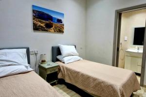 Postel nebo postele na pokoji v ubytování Modern 4-Bed Home in Ix-Xaghra Valley view Pool