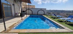 Bazén v ubytování Modern 4-Bed Home in Ix-Xaghra Valley view Pool nebo v jeho okolí