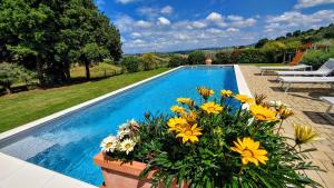 The swimming pool at or close to Villa S.Anna