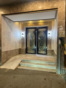un par de puertas en un edificio con escaleras en Holiday apartment en La Meca