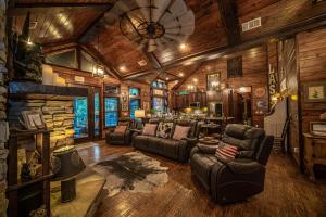 - un salon avec des meubles en cuir dans une cabane en rondins dans l'établissement Lasso The Moon, à Stephens Gap