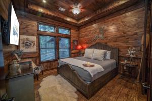 une chambre avec un lit dans une cabane en rondins dans l'établissement Lasso The Moon, à Stephens Gap 48 autres photos