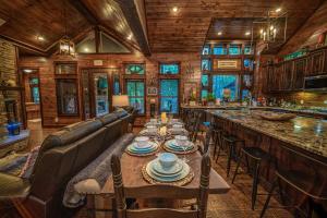 une salle à manger avec une longue table et un bar dans l'établissement Lasso The Moon, à Stephens Gap