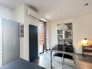 a living room with a table and a chair at Design Villa-Milano & Rho fiera in Sedriano