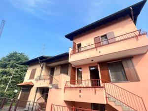 ein Gebäude mit Balkon auf der Seite in der Unterkunft Design Villa-Milano & Rho fiera in Sedriano