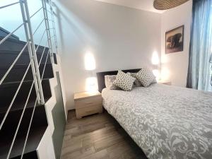 ein Schlafzimmer mit einem Bett und einer Treppe darin in der Unterkunft Design Villa-Milano & Rho fiera in Sedriano