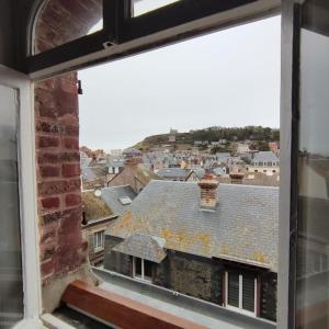 - une vue sur la ville depuis la fenêtre dans l'établissement L'Arche, appartement sur les toits d'Etretat, à Étretat