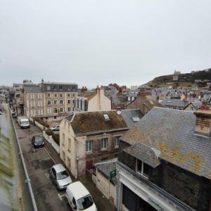 エトルタにあるL'Arche, appartement sur les toits d'Etretatの建物のある通りに車が駐車されている街