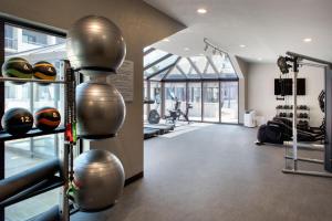 un gimnasio con un montón de cascos expuestos en Courtyard by Marriott Rye, en Rye