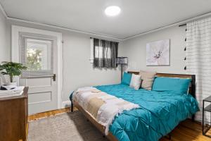 Un dormitorio con una cama azul y una ventana en King Bed-Full Kitchen-Self Check-In-Parking-UofR en Rochester