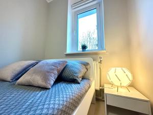 sypialnia z łóżkiem z oknem w obiekcie MMRent Plant Room w Gdańsku
