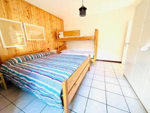 a bedroom with a bed and a bunk bed at Luminoso in centro paese in Carona