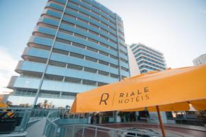 a building with a sign that reads rake hotel at Riale Brisa Barra in Rio de Janeiro