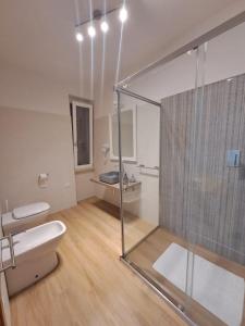 y baño con ducha acristalada y lavamanos. en Villa Andres, en Sassari