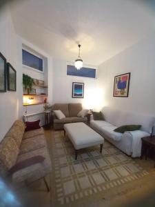 uma sala de estar com um sofá e uma mesa em Apartamento con pequeño jardín en el centro em Ferrol
