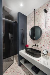 baño con lavabo negro y espejo en Eagle's Nest Ljubljana, en Liubliana