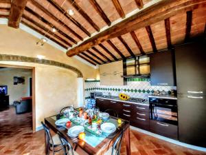 A kitchen or kitchenette at Villa S.Anna