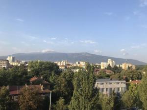 - une vue sur une ville avec des bâtiments et des arbres dans l'établissement Nova #7, à Sofia