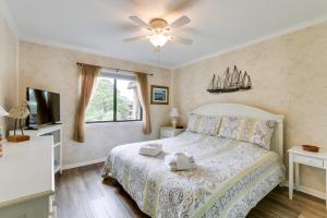 a bedroom with a bed and a ceiling fan at Hilton Head Condo with Balcony and Pool, Walk to Beach in Hilton Head Island