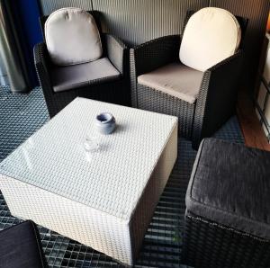 - une chambre avec 2 chaises et une table avec un bol dans l'établissement Muota River & Industry Apartment by Nature Apartments Switzerland, à Muotathal