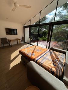 TV a/nebo společenská místnost v ubytování Pyramid Tamarindo Luxury Hotel