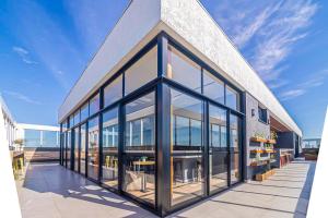 un edificio con grandes ventanas de cristal en un lateral. en Apto com otima localizacao em Azenha-Porto Alegre, en Porto Alegre