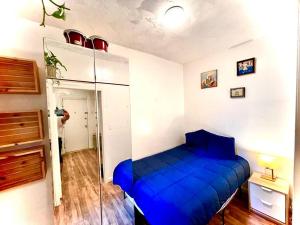 una persona che scatta una foto di un letto blu in una stanza di Nice 2 bedrooms apartament 10 minutes to Times Square a Weehawken