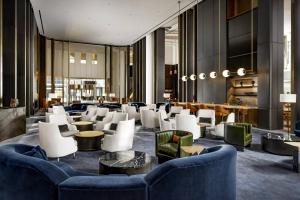 Posezení v ubytování JW Marriott Edmonton ICE District