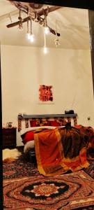 Grandma's house في وادي موسى: غرفة نوم عليها سرير وبطانية